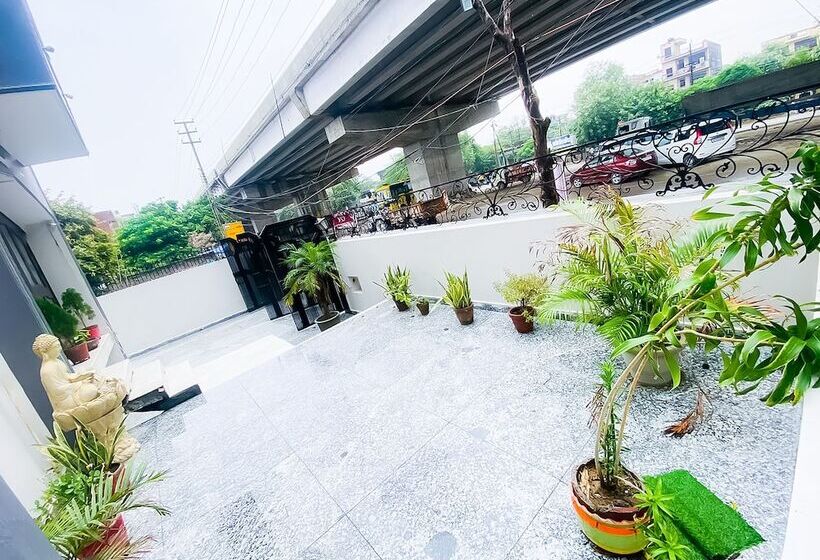 ホテル Roomshala 056 Csk Residency