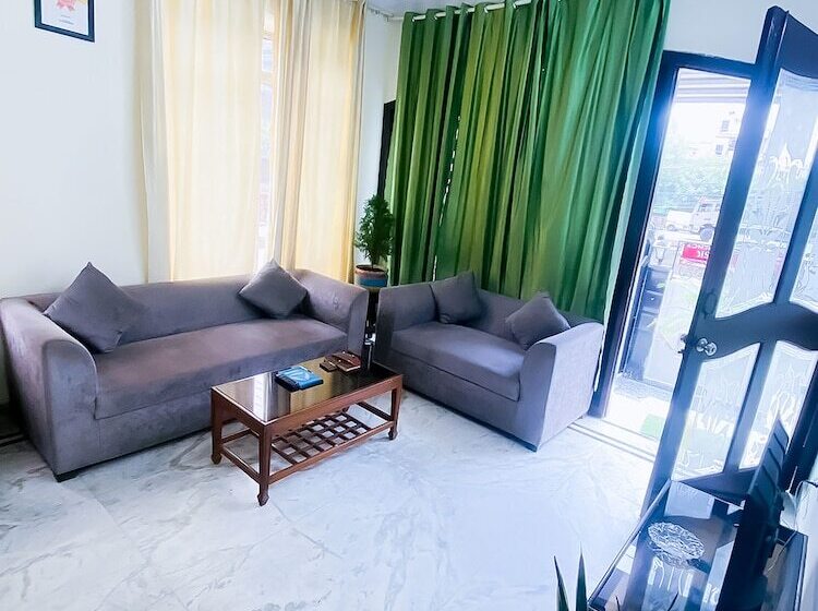 ホテル Roomshala 056 Csk Residency