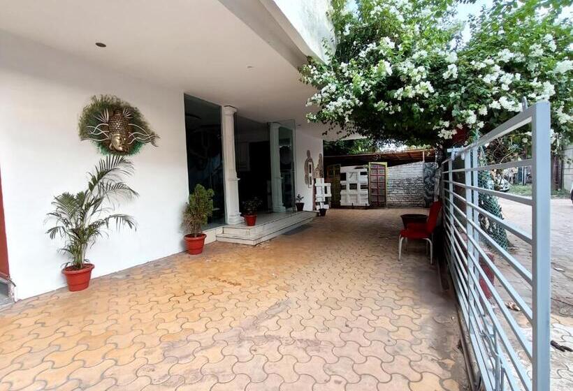 The Sky Imperial Hotel Yahvi