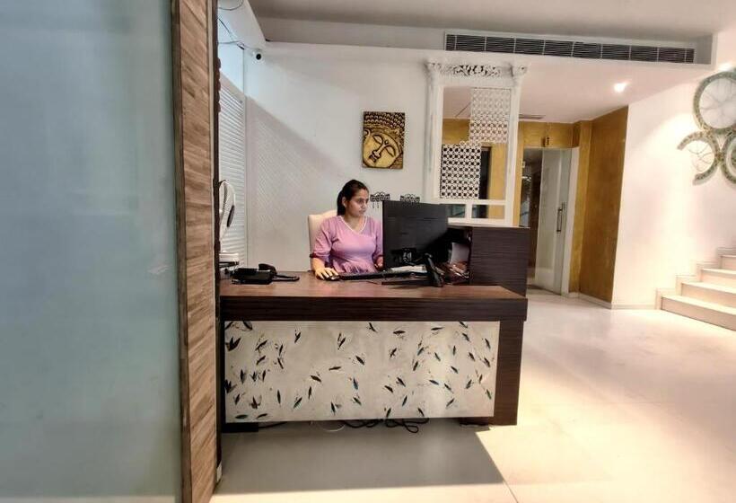 The Sky Imperial Hotel Yahvi