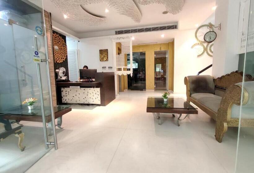 The Sky Imperial Hotel Yahvi