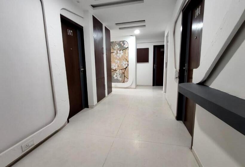 The Sky Imperial Hotel Yahvi