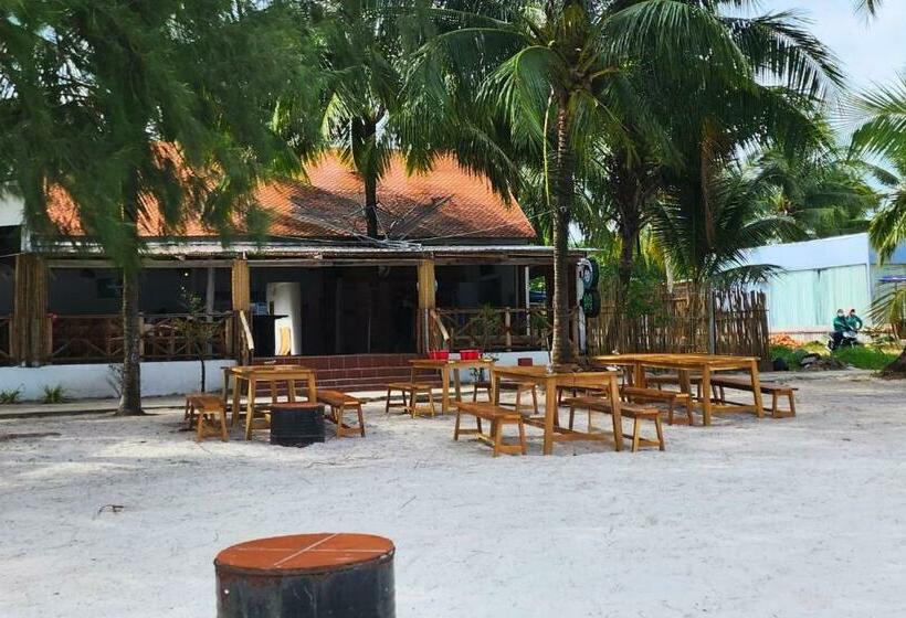 הוסטל Mad Monkey Koh Rong