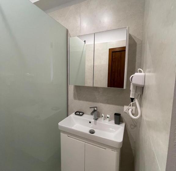 فندق Kroi Near Castle Entrance Castle And Town View