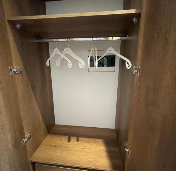 فندق Kroi Near Castle Entrance Castle And Town View