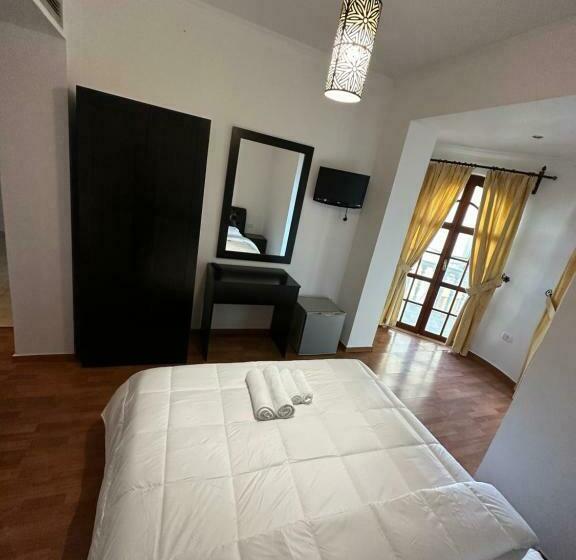 Monte Cristo Hotel With Rooftop Pool