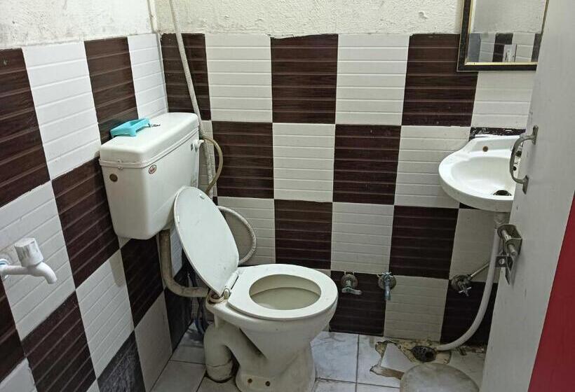 Отель Oyo 81140 Gee