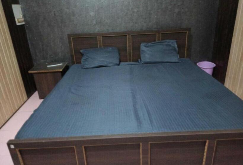 Отель Oyo 81140 Gee