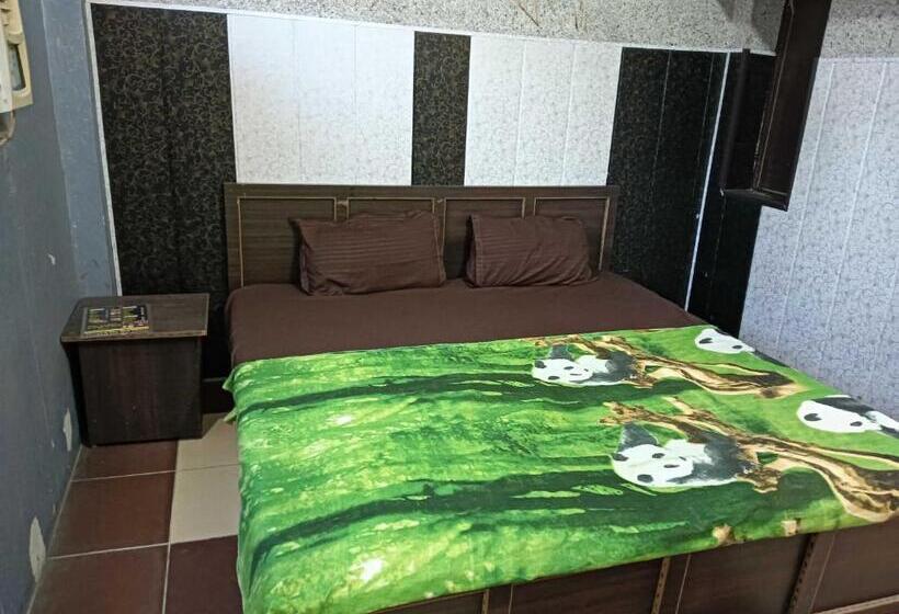 Отель Oyo 81140 Gee