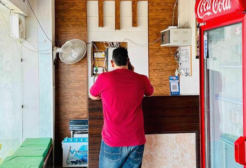 호텔 Oyo 81207 Elginn Blu  And Restaurant