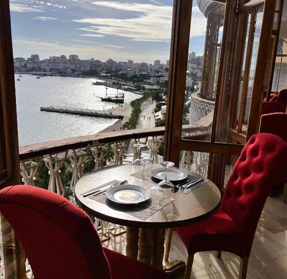 Monte Cristo Hotel With Rooftop Pool