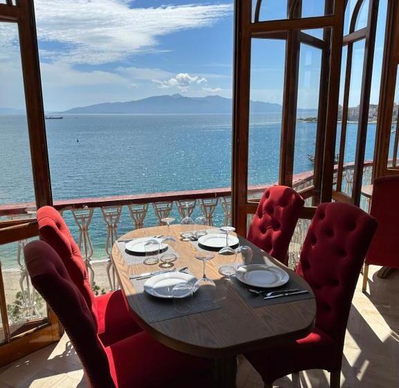 Monte Cristo Hotel With Rooftop Pool