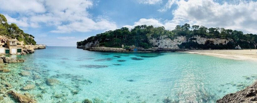 펜션 Hostal Cala Llombards