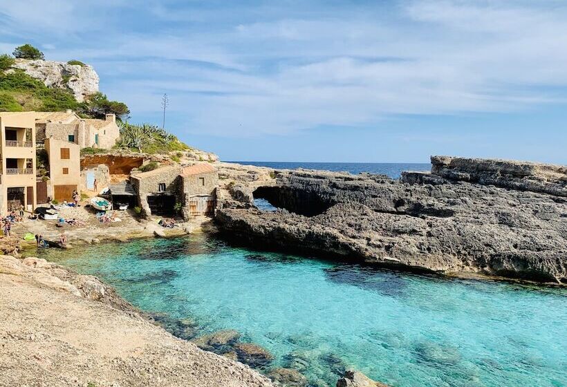 펜션 Hostal Cala Llombards