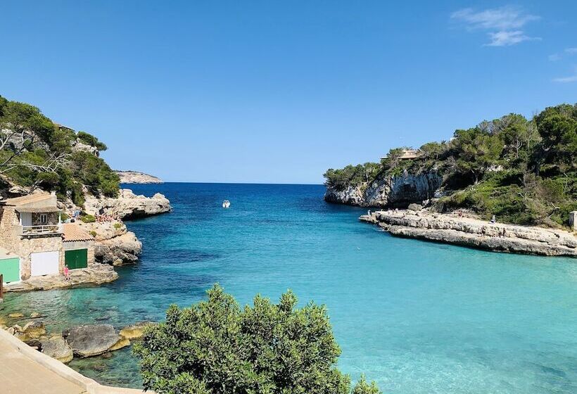 펜션 Hostal Cala Llombards