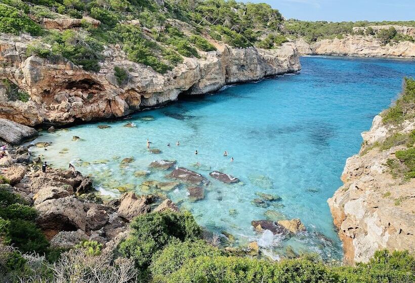 펜션 Hostal Cala Llombards