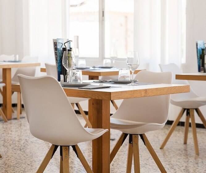 펜션 Hostal Cala Llombards