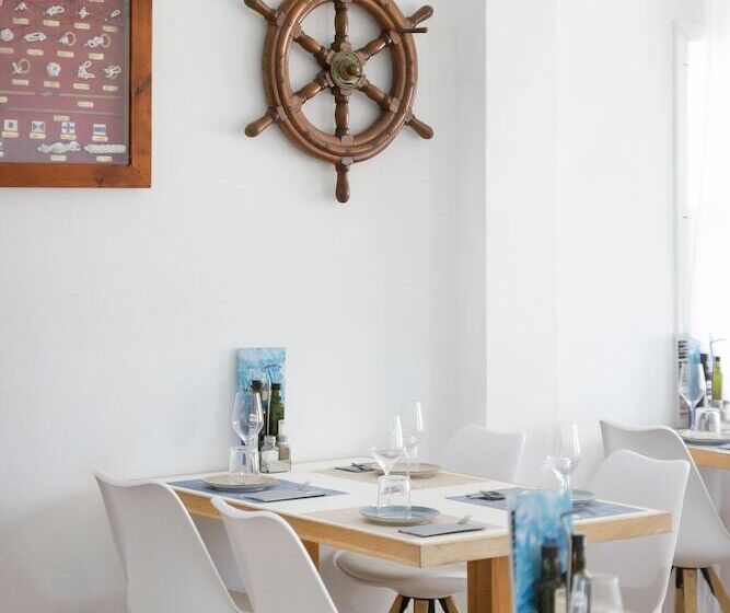 펜션 Hostal Cala Llombards