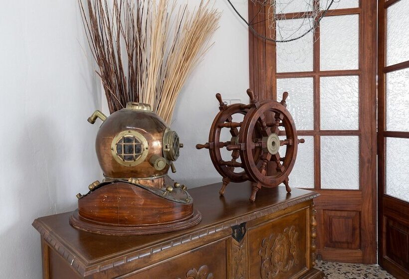 펜션 Hostal Cala Llombards