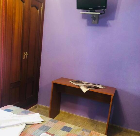 פנסיון Hostal Juli Bureba