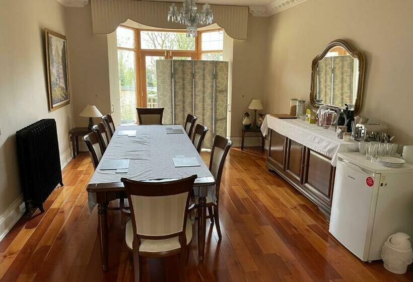 פנסיון Taylors Hill Luxury Guest House