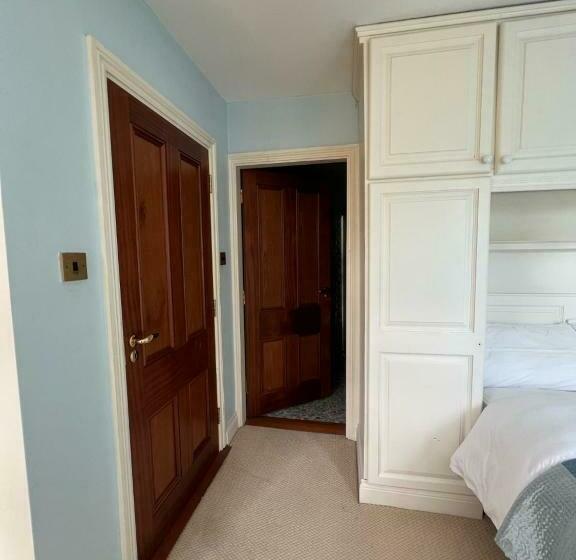 פנסיון Taylors Hill Luxury Guest House