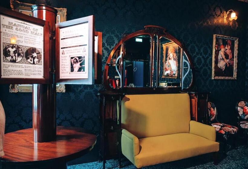 Pensão Amor Madam S Lodge