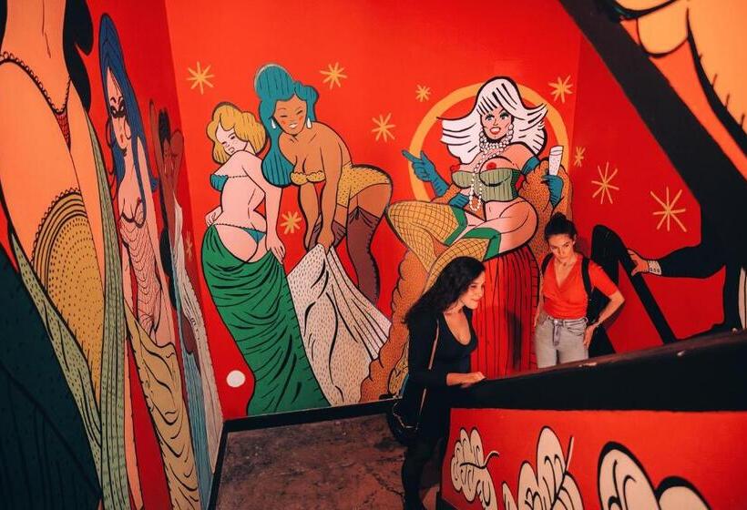 Pensão Amor Madam S Lodge