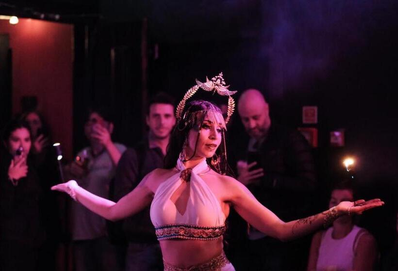 Pensão Amor Madam S Lodge