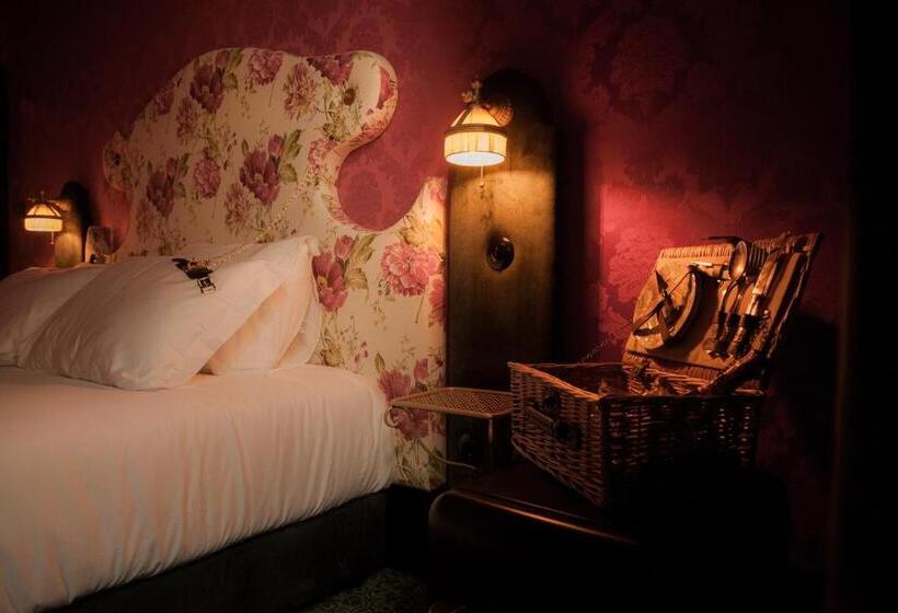 Pensão Amor Madam S Lodge