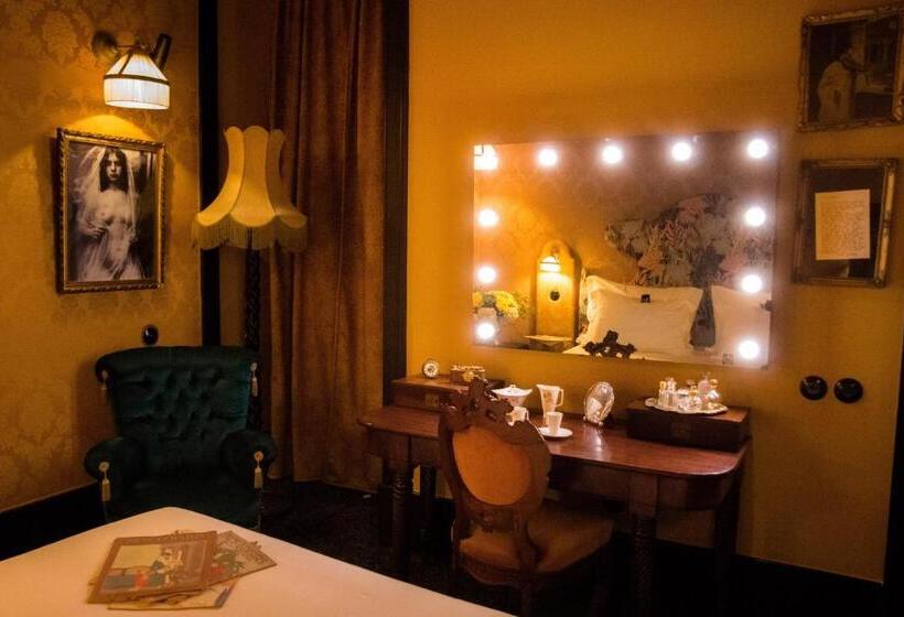 Pensão Amor Madam S Lodge