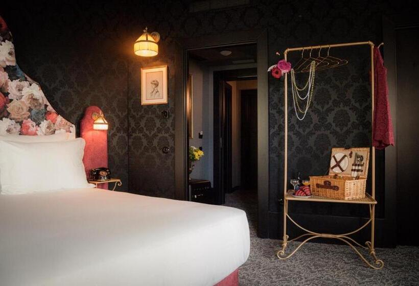 Pensão Amor Madam S Lodge