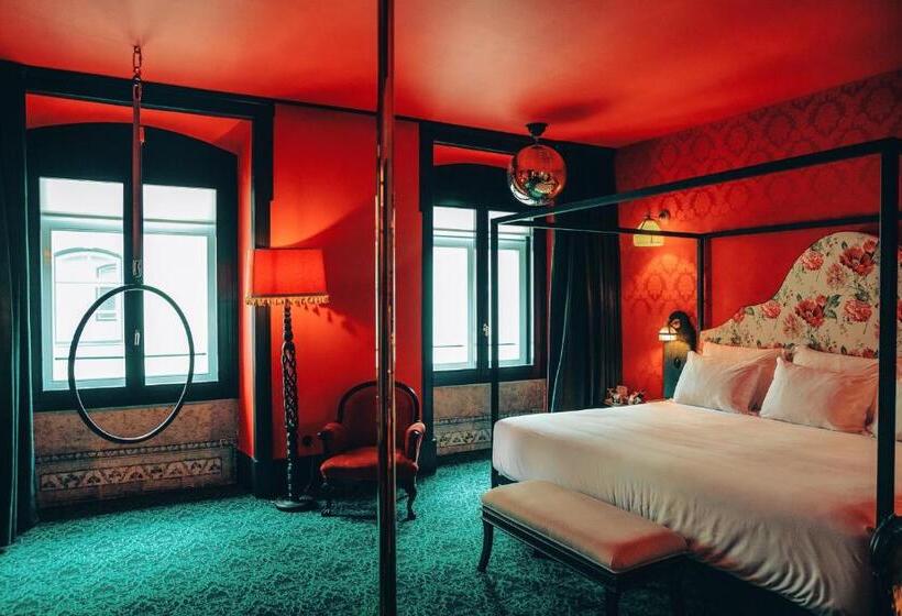 Pensão Amor Madam S Lodge