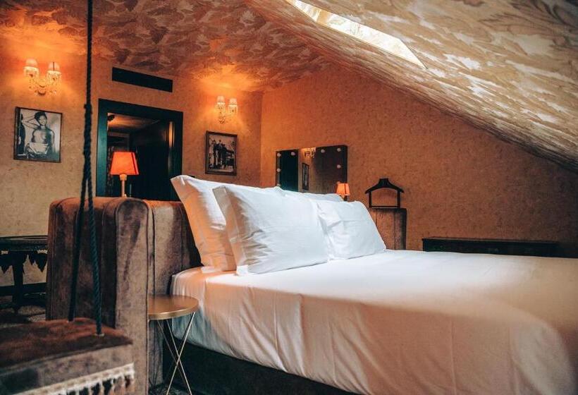 Pensão Amor Madam S Lodge