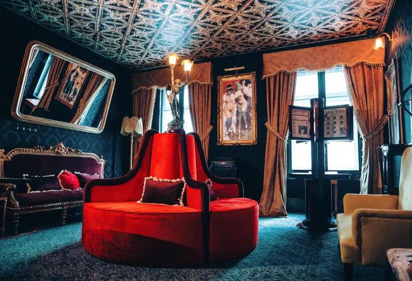 Pensão Amor Madam S Lodge