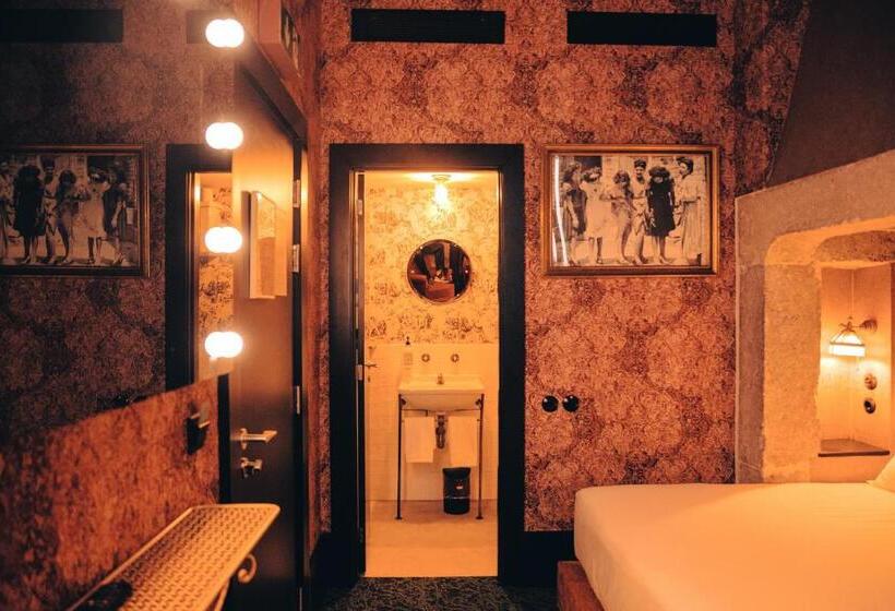 Pensão Amor Madam S Lodge