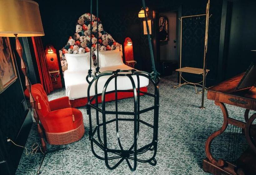 Pensão Amor Madam S Lodge