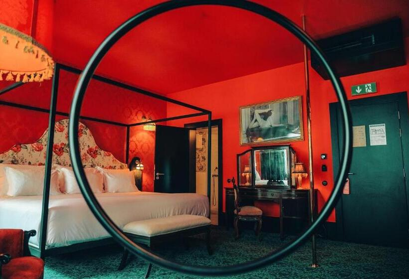 Pensão Amor Madam S Lodge