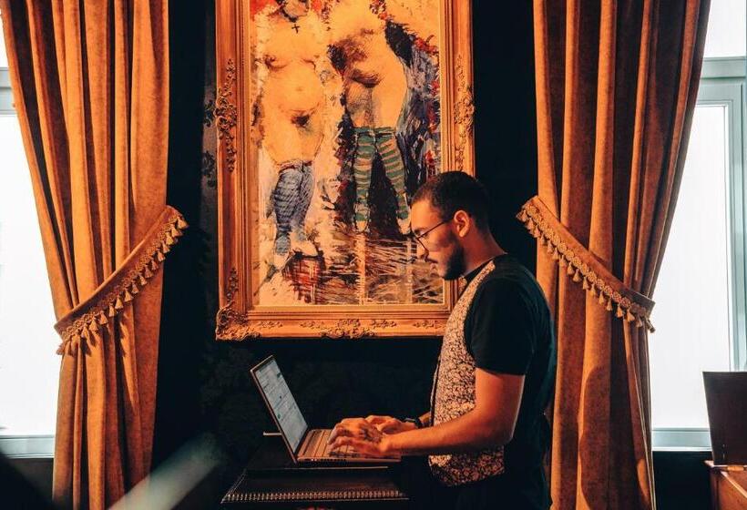 Pensão Amor Madam S Lodge