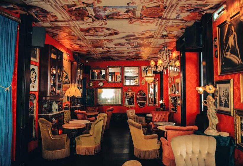 Pensão Amor Madam S Lodge