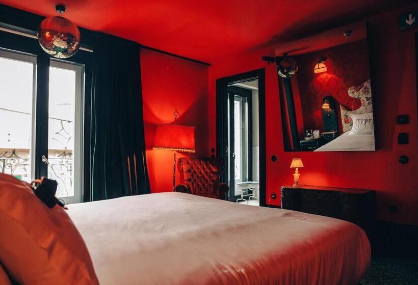 Pensão Amor Madam S Lodge