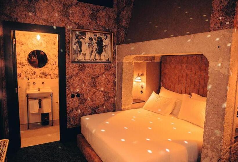 Pensão Amor Madam S Lodge