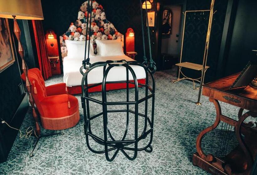 Pensão Amor Madam S Lodge