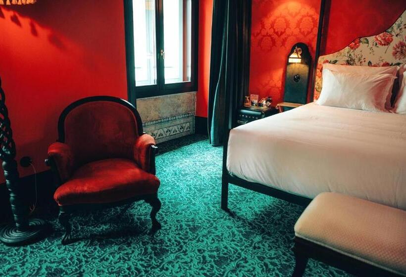 Pensão Amor Madam S Lodge