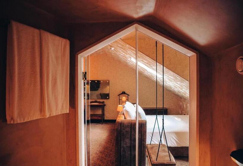 Pensão Amor Madam S Lodge