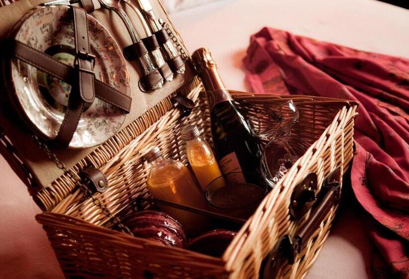 Pensão Amor Madam S Lodge