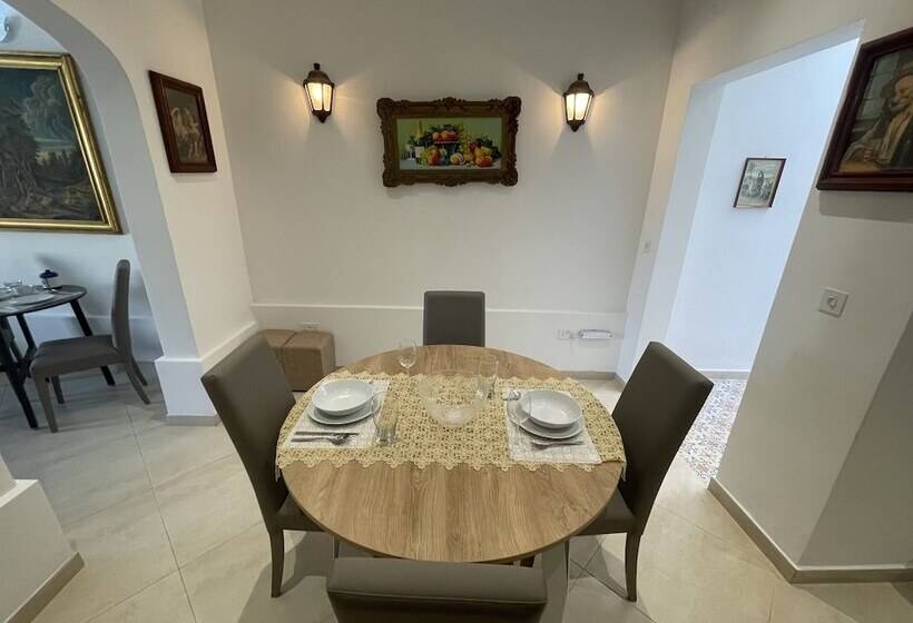 تختخواب و صبحانه Alina Boutique Living