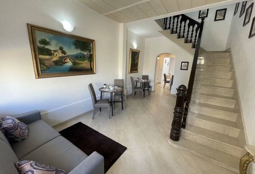 تختخواب و صبحانه Alina Boutique Living