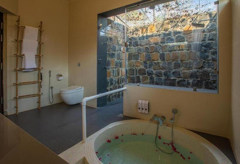 בית מלון כפרי The Riverwood Forest Retreat  Kanha