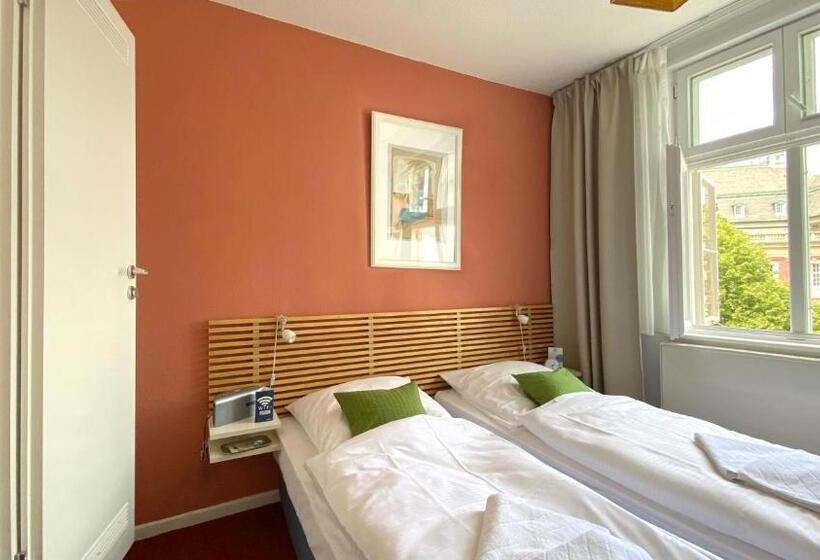 Frauenhotel Hanseatin   Women Only